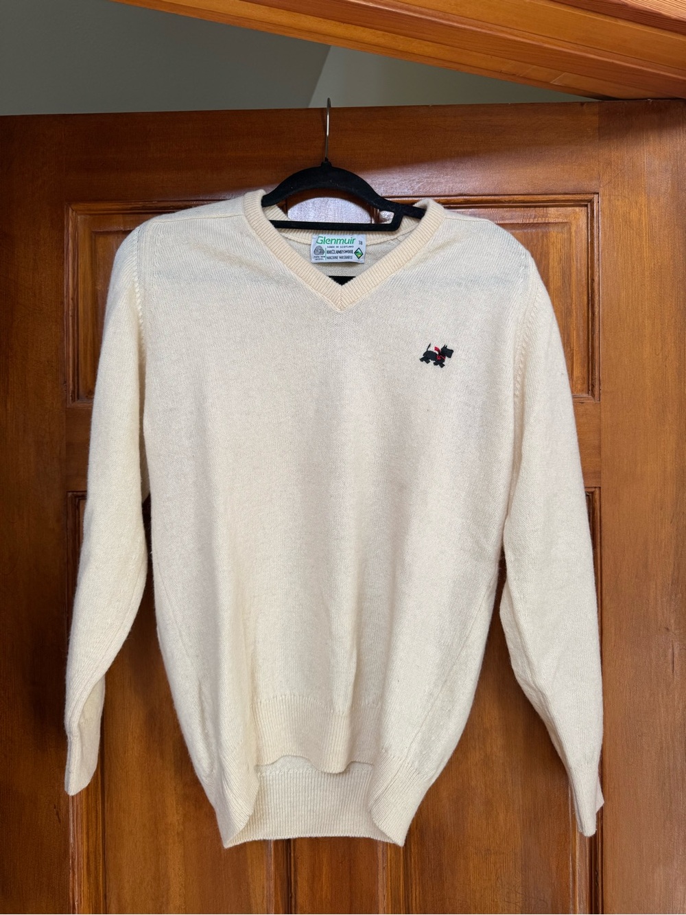 Made in Scotland - 100% Lambswool Women's Cream V-Neck Sweater